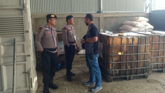 Jajaran Satreskrim Polres Kerinci menggerebek sebuah gudang menimbun solar dan pupuk.