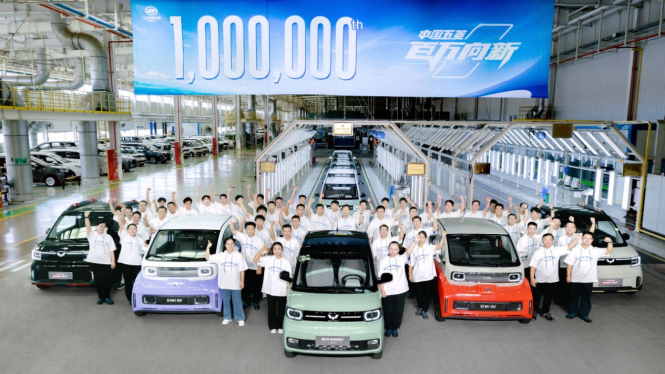 Produksi mobil listrik Wuling menembus angka satu juta unit.