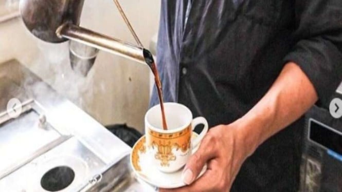 Racikan kopi di Kopi Ko Acung
