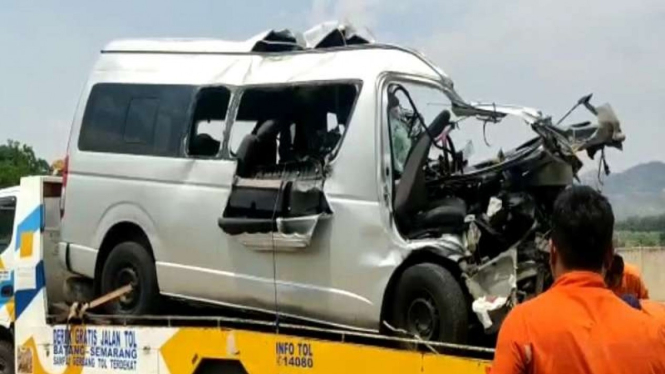 Toyota Hiace menabrak truk di Tol Semarang-Batang.