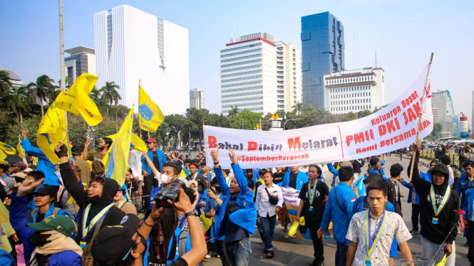 Demo Tolak Kenaikan Harga BBM di Patung Kuda Jakarta