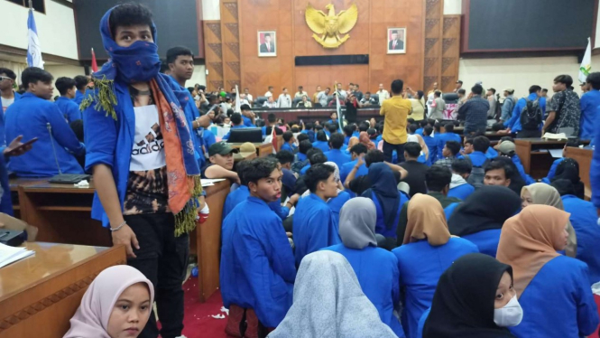 Massa Mahasiswa di Aceh di Ruang Sidang DPR Aceh