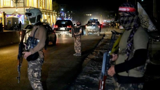 Aparat berjaga di Kabul, Afghanistan usai ledakan di Cricket Stadium Juli 2022