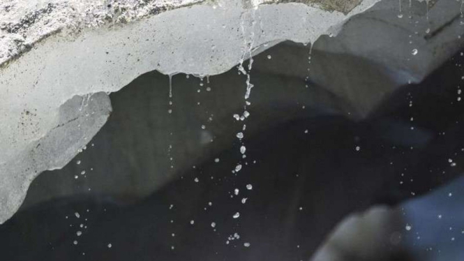 Air menetes dari lapisan es yang mencair di Mont Mine, Swiss 