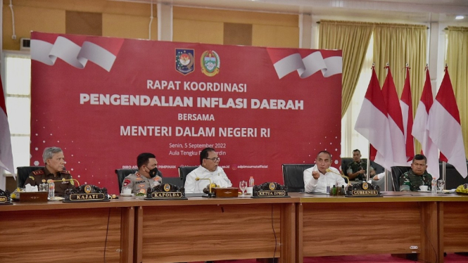 Gubernur Sumatera Utara, Edy Rahmayadi saat mengikuti Rapat Koordinasi Tim Pengendali Inflasi Daerah (TPID).