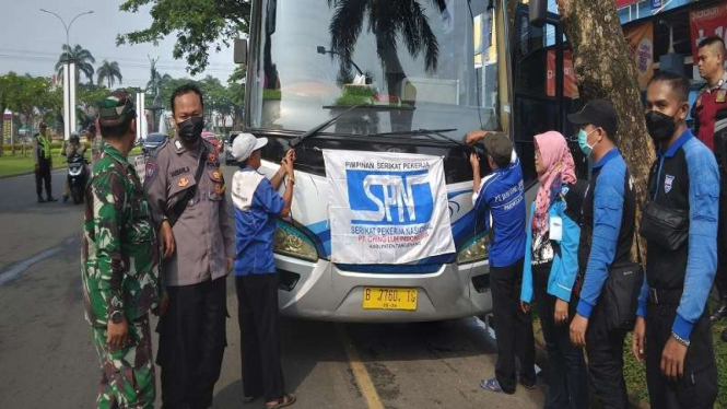 Buruh Tangerang bersiap ke Jakarta untuk menggelar demonstrasi menolak harga BBM