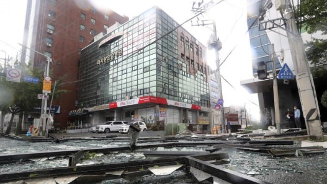 Topan Hinnamnor menghancurkan gedung di Ulsan, Korea Selatan.