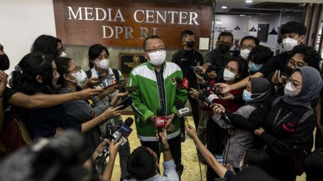 Wakil Ketua Umum PPP Arsul Sani menyampaikan keterangan pers terkait pemberhentian Suharso Monoarfa sebagai Ketua Umum PPP di depan ruang media center DPR, Jakarta, Senin, 5 September 2022.