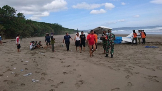 Pesawat latih jatuh di Pantai Ngagelan, Alas Purwo, Banyuwangi