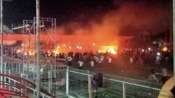 Suporter Persiraja membakar stadion Dimurthala, Banda Aceh