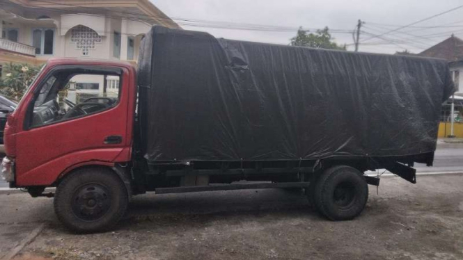 Truk penimbun solar di Lombok.