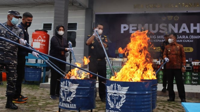 Pemusnahan barang jutaan barang kena cukai ilegal