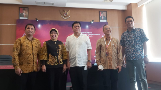 Direktur Utama PT Dirgantara Indonesia Gita Amperiawan (Tengah).