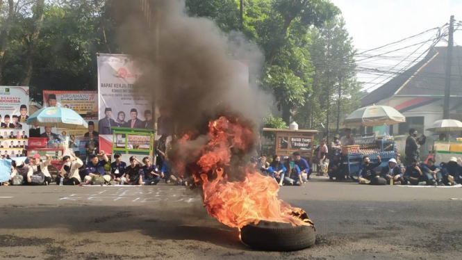 Mahasiswa di Bandung gelar demo tolak kenaikan harga BBM.