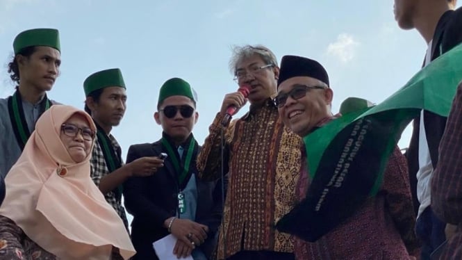 Anggota DPR Fraksi PKS Diah Nurwitasari menemui HMI yang demo.