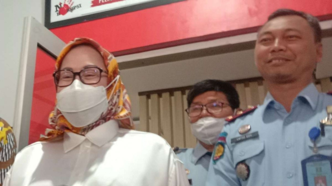 Mantan Gubernur Banten Ratu Atut Chosiyah datang ke Bapas Serang.