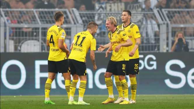 Para pemain Borussia Dortmund merayakan gol. 