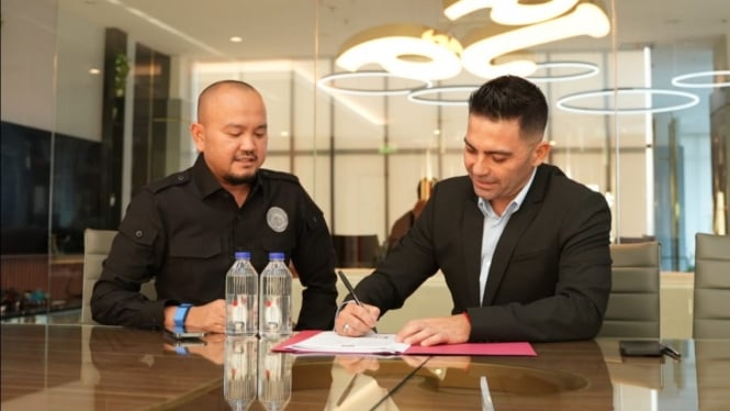 Javier Roca resmi jadi pelatih baru Arema FC. 