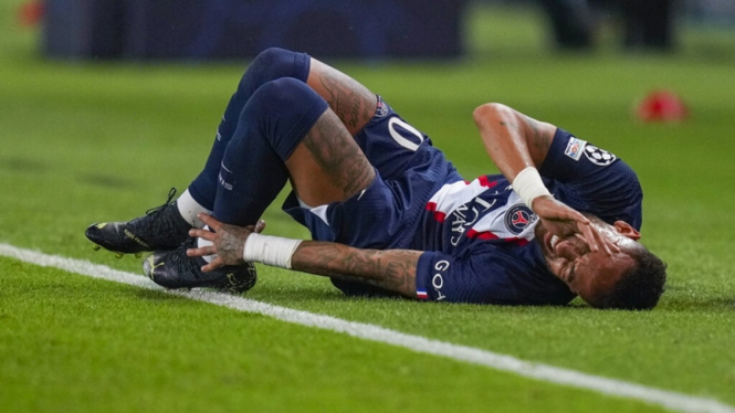 Penyerang PSG, Neymar mengerang kesakitan saat melawan Juventus