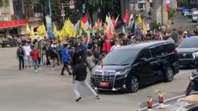 Aksi mahasiswa yang adang rombongan Wapres Maruf Amin di Palembang.