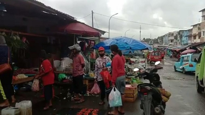 Suasana di Lapak Pasar Mardika Ambon