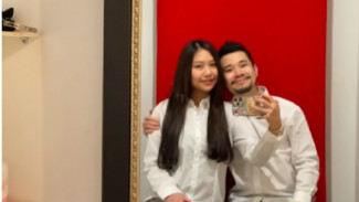 Jess No Limit Ajak Sisca Kohl Pas Foto Berlatar Merah, Buku Nikah?