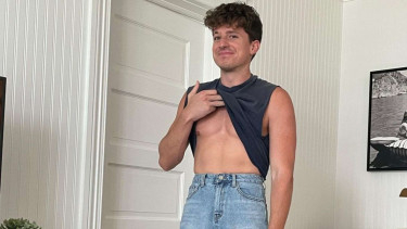 Charlie Puth Posting Foto Bugil Seluruh Badan, Netizen Syok