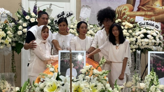 Usai Dikremasi, Abu Jenazah Reza Gunawan Dilarung di Pantai Marina