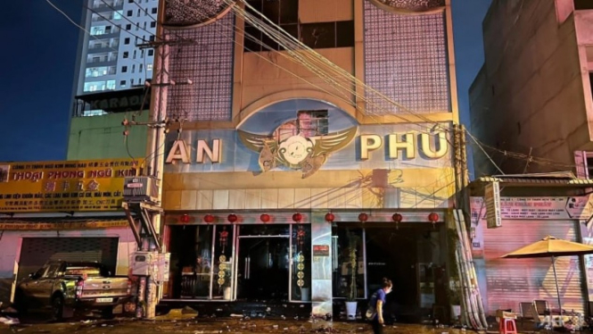 Bar Karaoke An Phu terbakar di Provinsi Binh Duong, Ho Chi Minh, Vietnam.