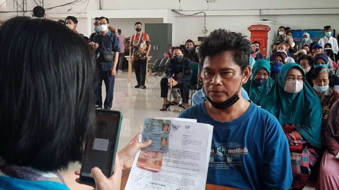 Penerima Manfaat BLT BBM di Kantor Pos Solo, Jawa Tengah.