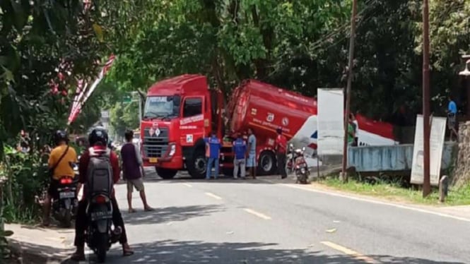 Truk BBM Pertamina terperosok ke sungai