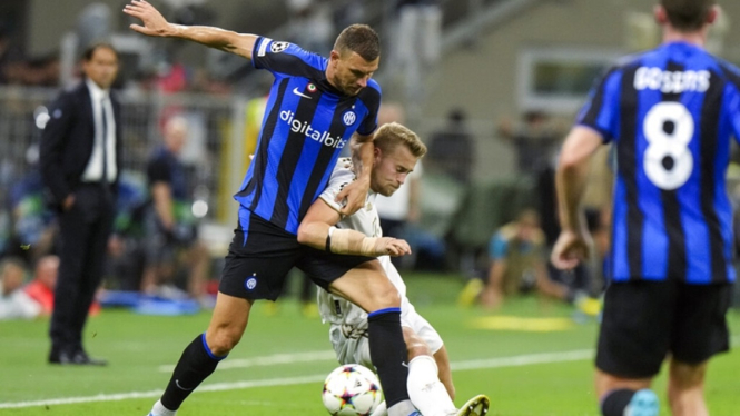 Penyerang Inter Milan, Edin Dzeko saat tampil melawan Bayern Munich