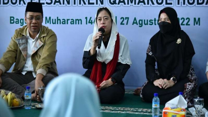 Ketua DPR Puan Maharani saat mengunjungi sebuah pondok pesantren.