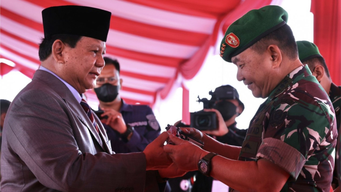 VIVA Militer: Prabowo Subianto berikan Pistol ke KSAD Jenderal TNI Dudung