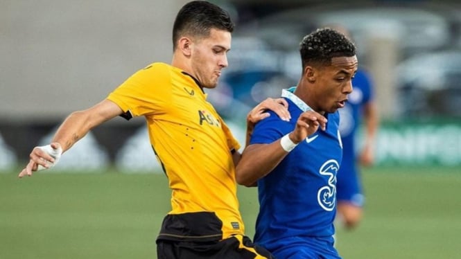 Justin Hubner membela Wolverhampton U-21