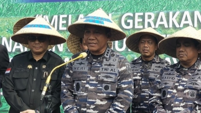 antisipasi-krisis-pangan-tni-al-buka-lahan-tidur-untuk-tanam-sorgum