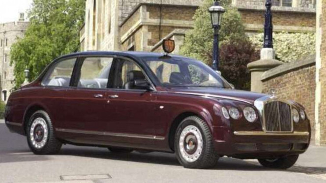 Bentley State Limousine milik Ratu Elizabeth II Bentley State Limousine milik Ratu Elizabeth II