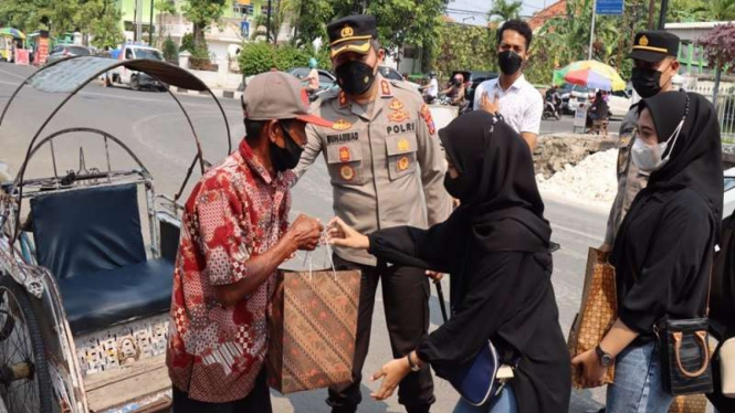 Polisi di Jawa Timur bagikan bantuan sembako ke masyarakat