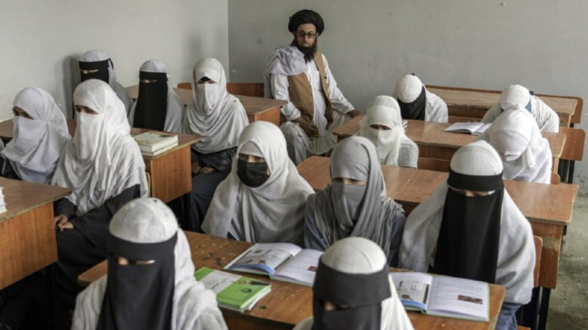 Perempuan Afghanistan mengikuti sekolah agama.