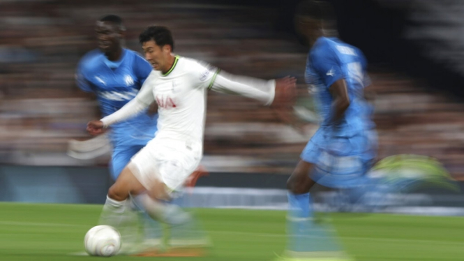 Penyerang Tottenham, Son Heung-min dikawal pemain Marseille