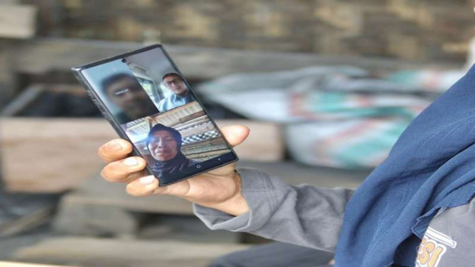 Sandiaga Uno video call dengan emak-emak pandai besi di Sinjai