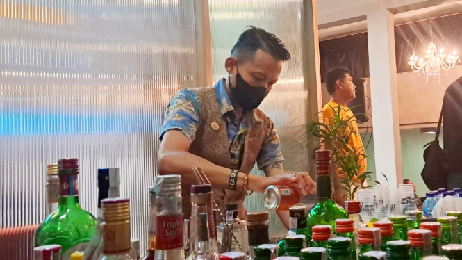 Aksi bartender meramu minuman