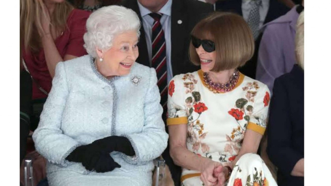 Ratu Elizabeth II dan Anna Wintour, di acara London Fashion Week 2018
