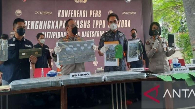 Polisi memperlihatkan barang bukti tindak pidana pencucian uang kasus narkoba
