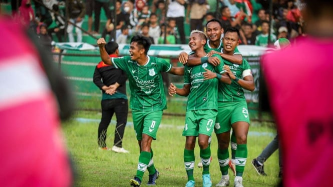 Pemain PSMS Medan merayakan gol