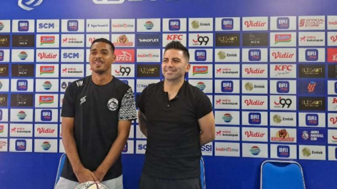 Pelatih Arema FC Javier Roca dan Hasyim Kipuw