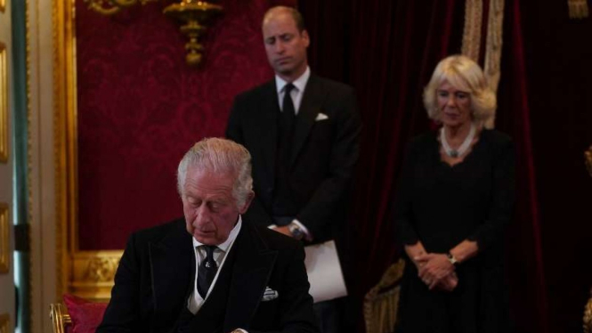 Raja Charles III meneken sumpah yang diambilnya di St James's Palace, London