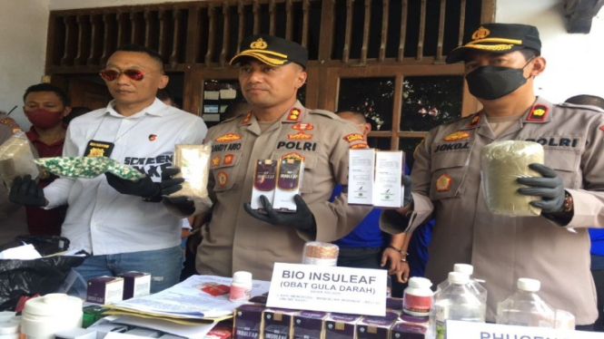 Kapolres Rembang Dandy Ario Yustiawan merilis kasus pemalsuan obat