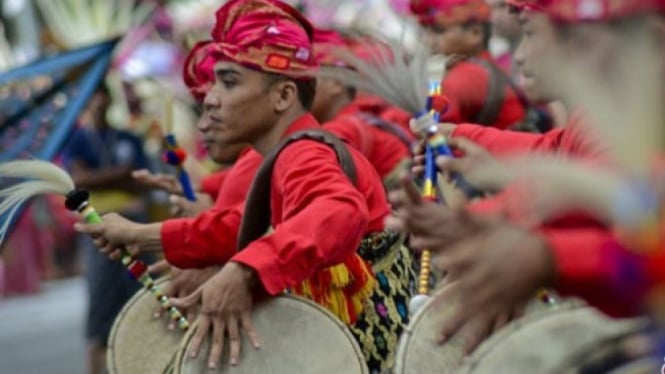 Pemusik membawakan alat musik tradisional Sasak, Gendang Beleq