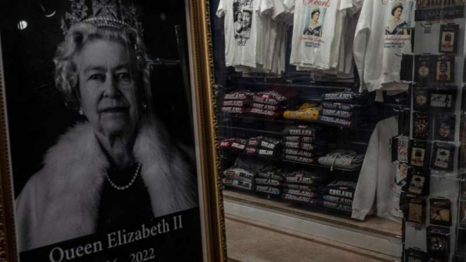 Foto bingkai besar dan baju serta kaus-kaus bergambar wajah Ratu Elizabeth II